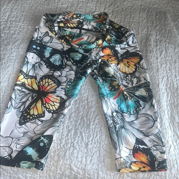 Pineapple.Palmbeach Denim - Pineapple.Palmbeach Vibrant Butterfly Capri Leggings